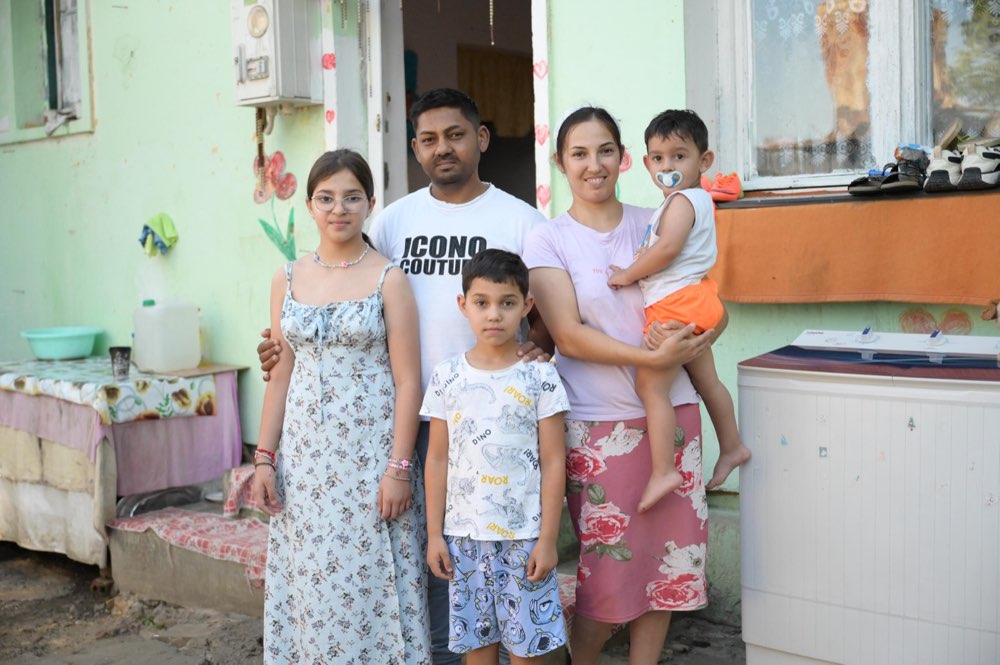 Familie Pepe und Tabita mit ihren drei Kindern vor ihrem Haus