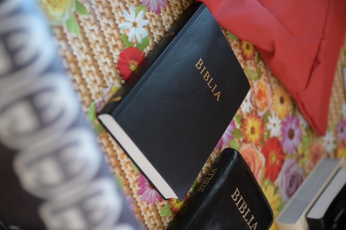 Zwei Bibeln im Zuhause der Familie