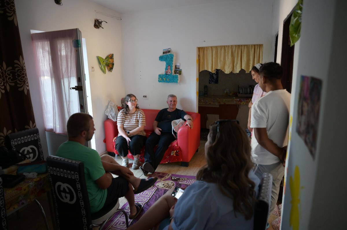 Das Team zu Besuch im Wohnzimmer der Familie