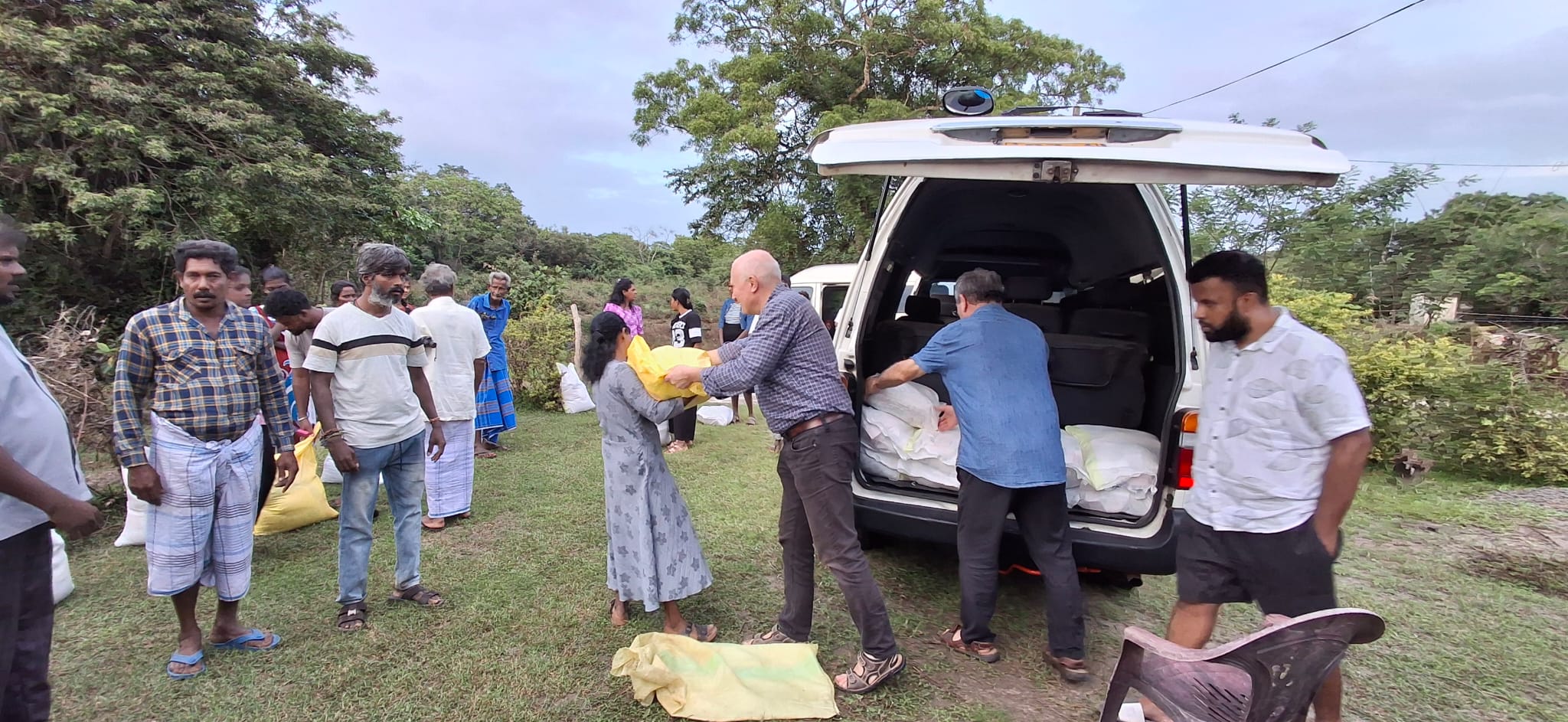 Kinder erhalten Hilfspakete